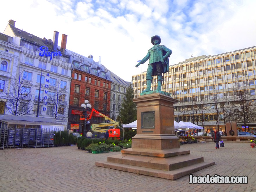 Foto da Praça Stortorvet com estátua de Cristiano IV, rei da Dinamarca e da Noruega