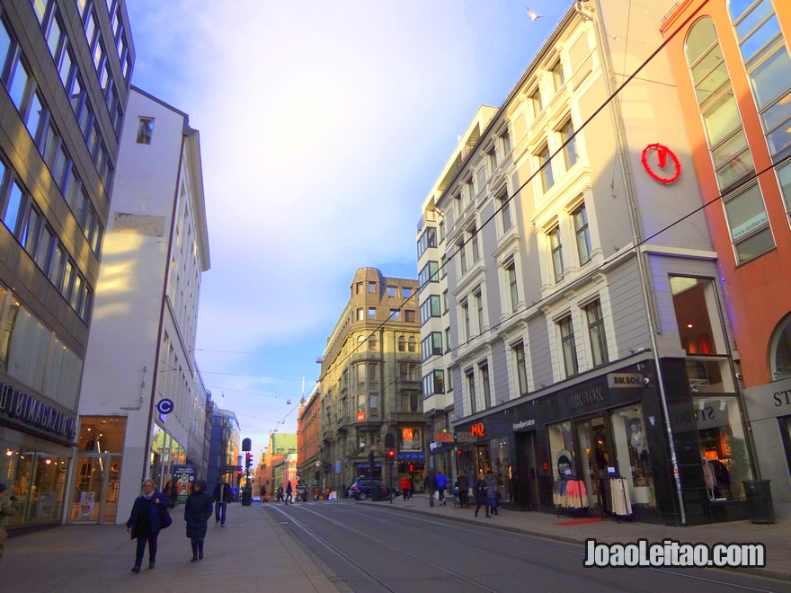 Foto de uma rua no centro de Oslo