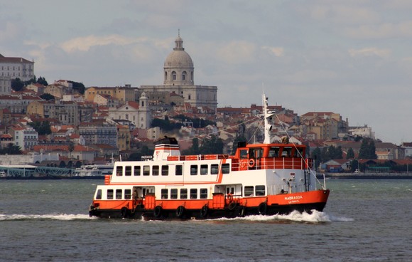 Atravessar o Rio Tejo de cacilheiro