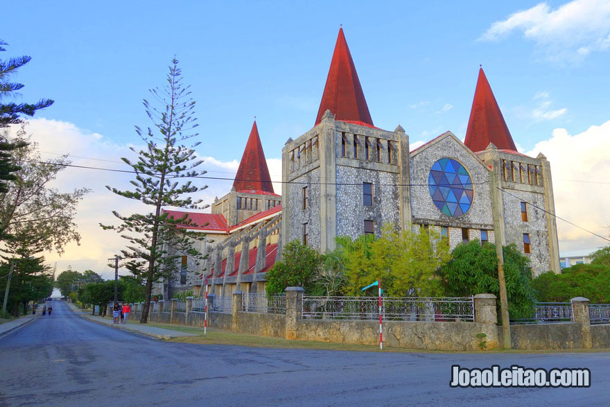 Igreja na capital de Tonga, o 17º país menos populoso do mundo