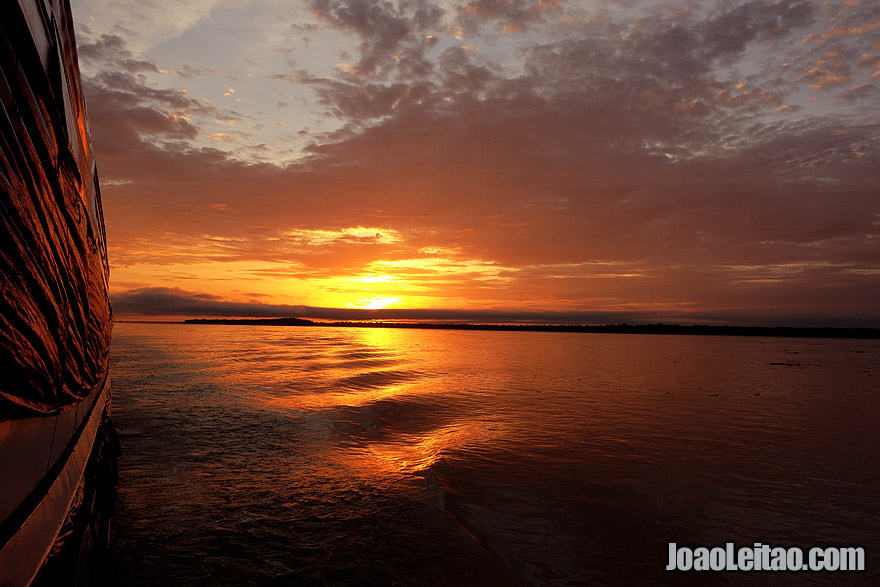 Por do Sol no Rio Amazonas no Brasil