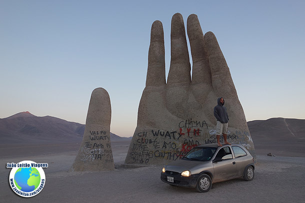 Escultura Mano del Desierto no Deserto de Atacama Chile