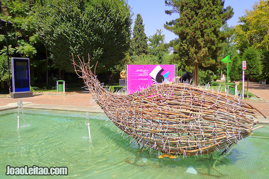 Jardins com esculturas modernas no Irão