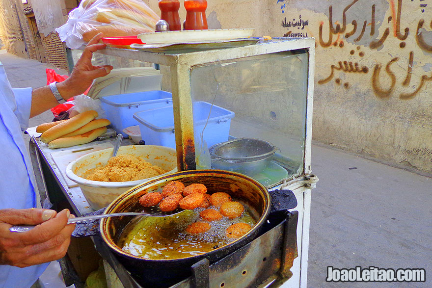 Comer falafel na rua