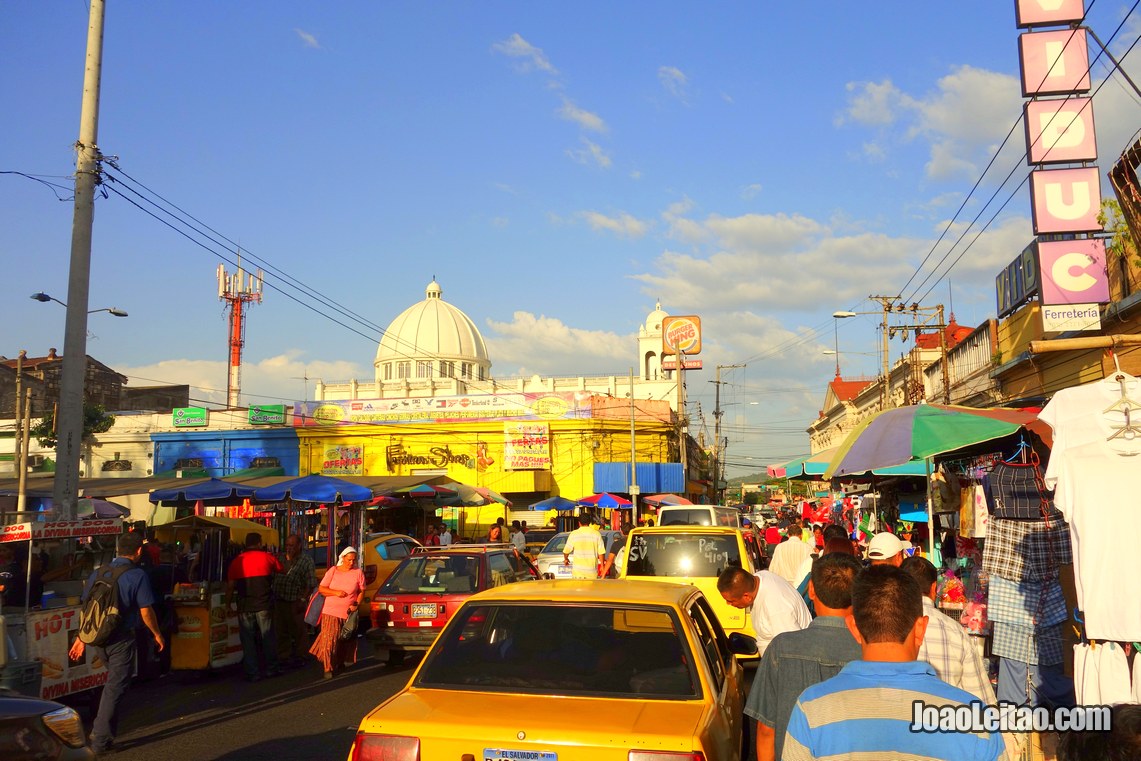 Rua no centro de San Salvador, Visitar El Salvador