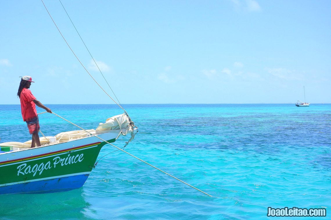 Água do Mar das Caraíbas no Belize perto de Hol Chan