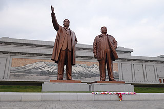 Estátuas dos líderes Kim Il-Sung e Kim Jong-il em Pyongyang