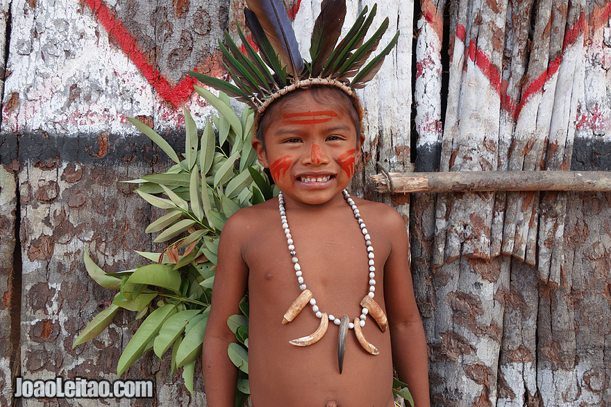 Menino indigena da etnia Tatuyo