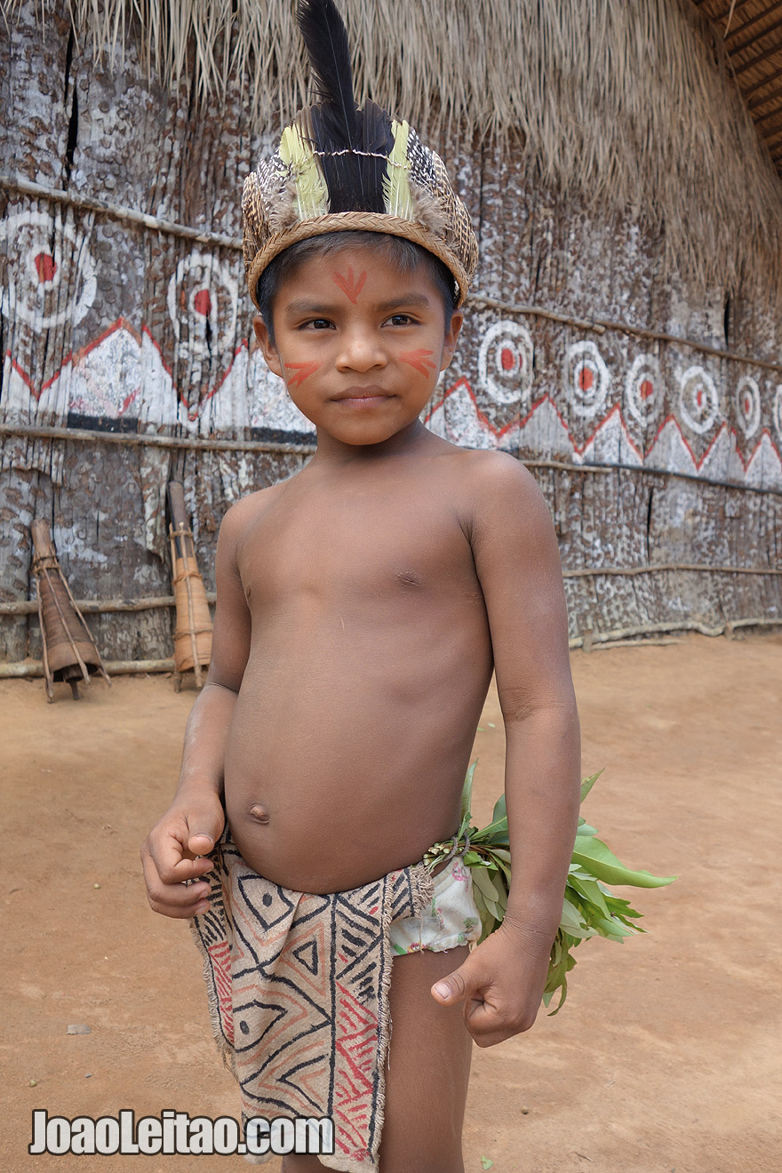 Menino indigena no Amazonas