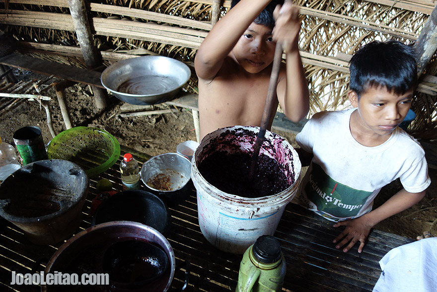 Preparando mingau de açaí com ingredientes naturais