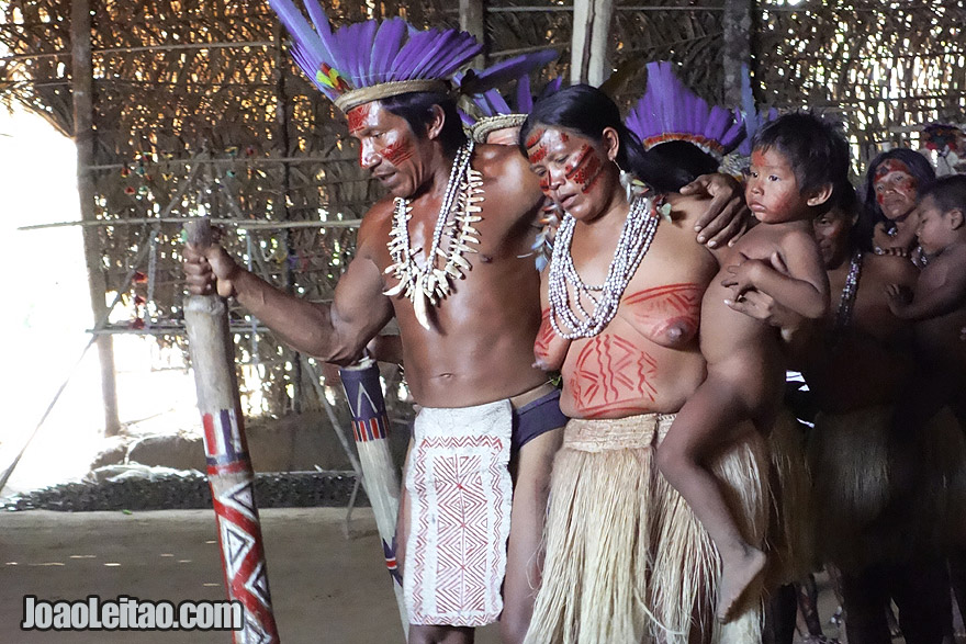 Dança ritualista indígena no Amazonas