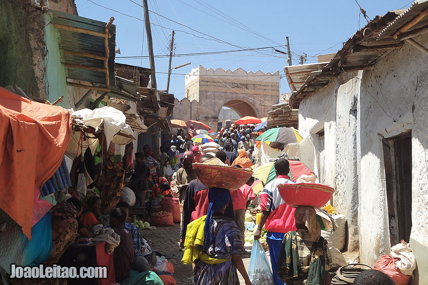 A cidade histórica muralhada de Harar, durante o dia