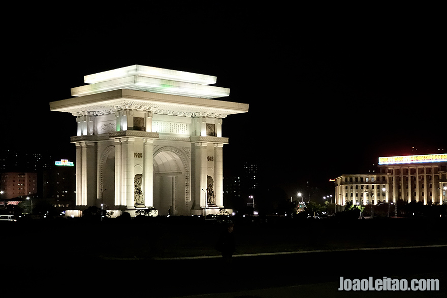 O Arco do Triunfo de Pyongyang à noite