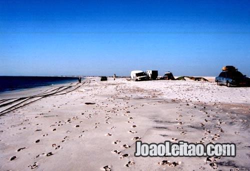 Aldeia de Nouamghar à espera que a maré baixe para avançar pela auto-estrada da Praia na Mauritânia