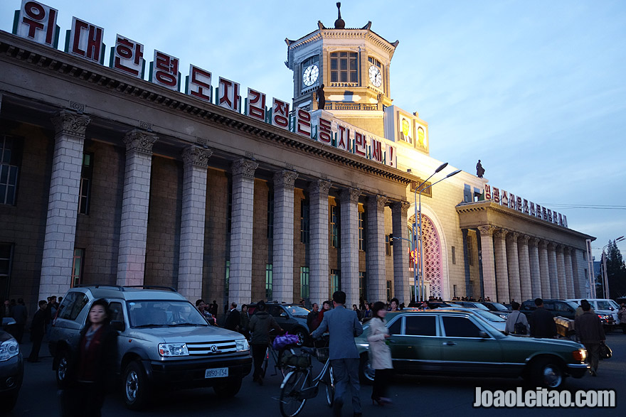 À porta da estação de comboios de Pyongyang