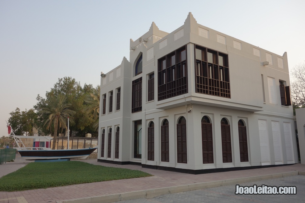 Edifício com arquitectura tradicional do Bahrein