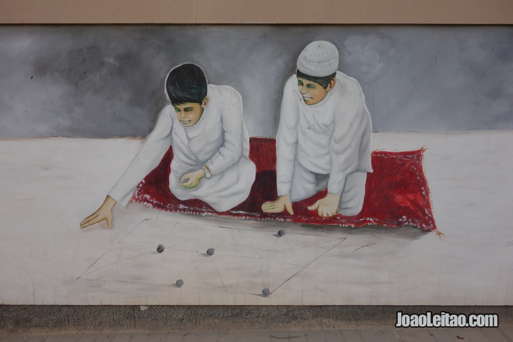 Pinturas murais no Bahrein representando aspectos tradicionais do país