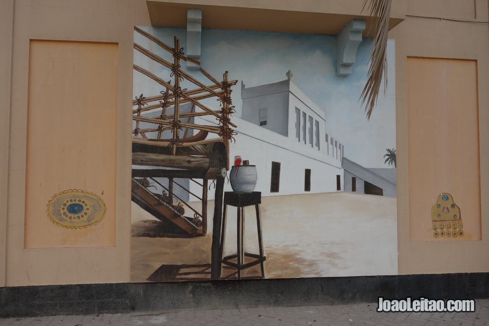 Pinturas murais no Bahrein representando aspectos tradicionais do país