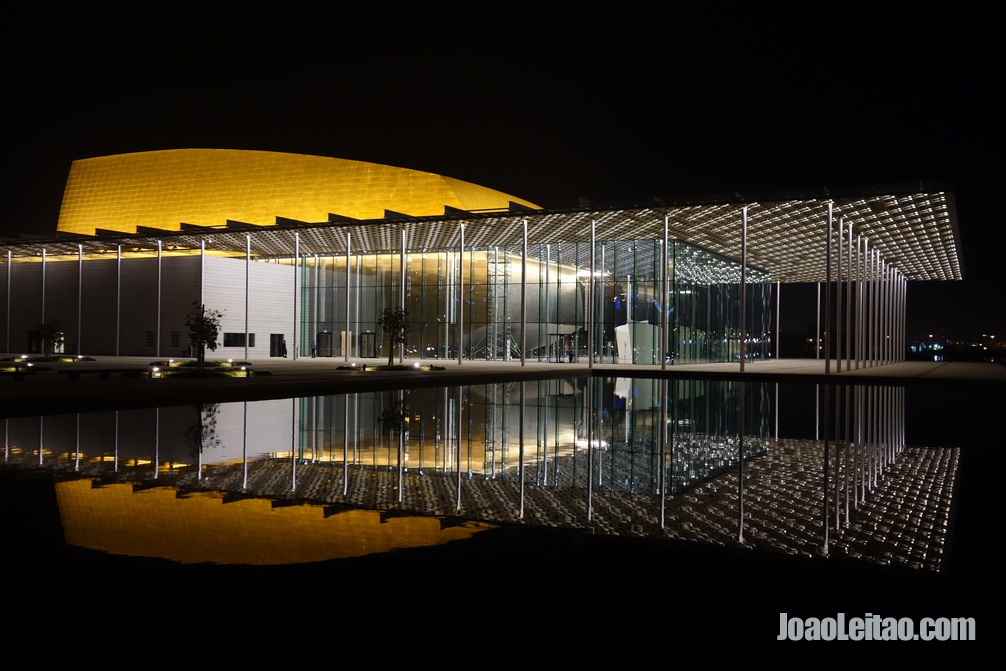 Lindo efeito espelho do Teatro Nacional do Bahrein