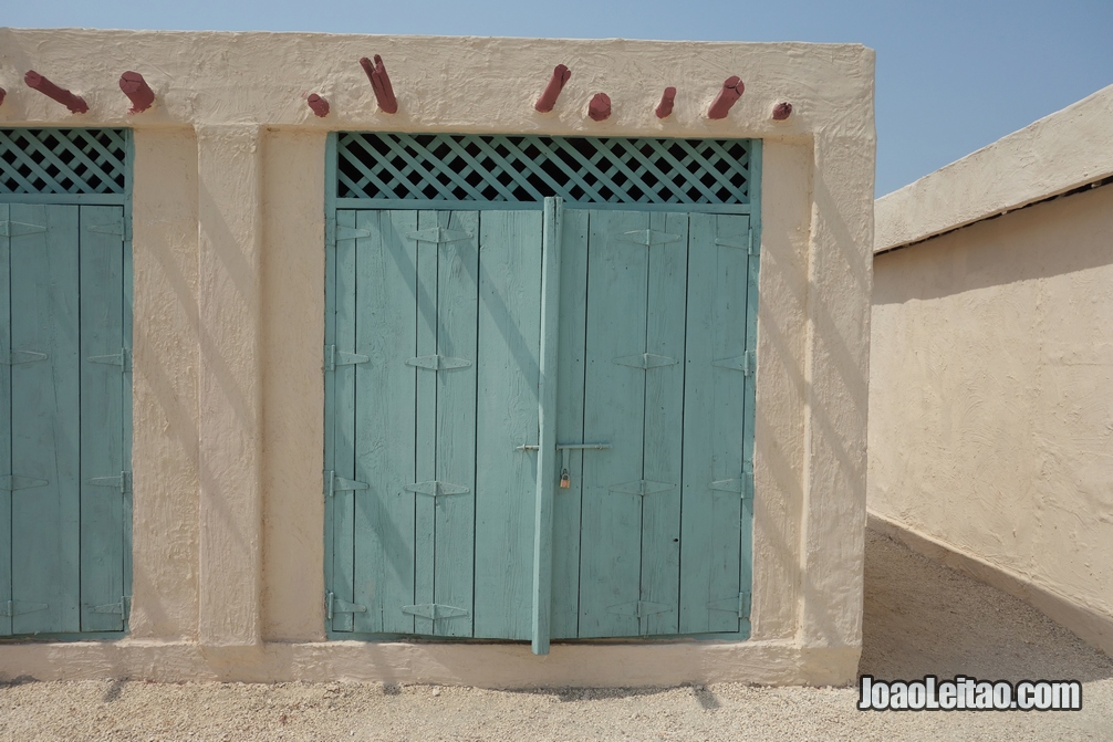 Porta de madeira azul na ilha de Murharraq