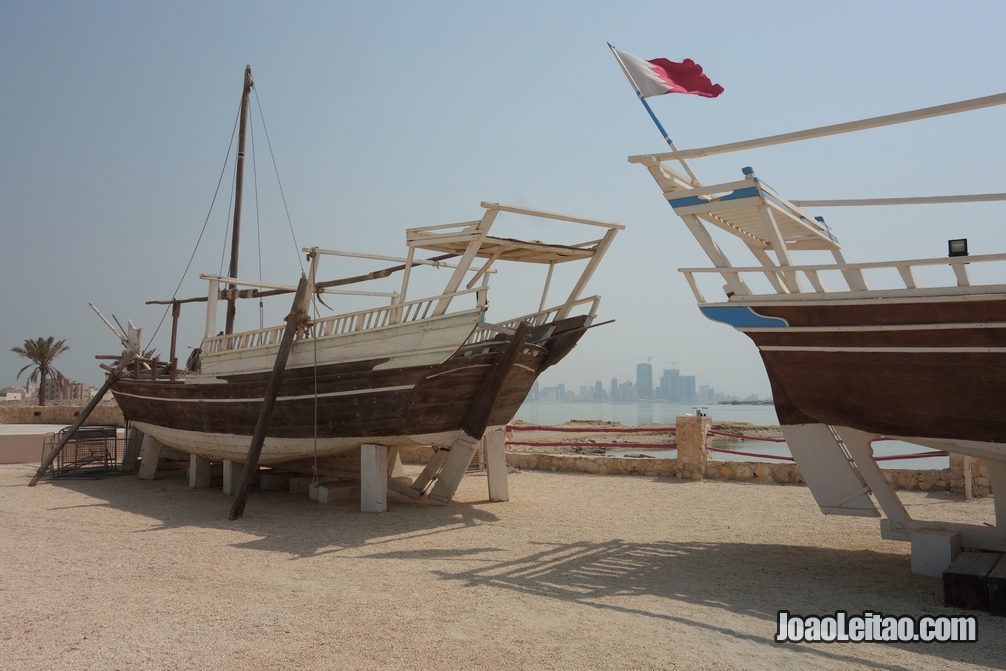 Dois barcos dhow perto do Forte Arad no Barém