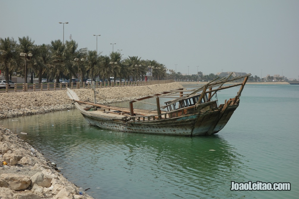 Barco à espera para ser desmantelado no Bahrein