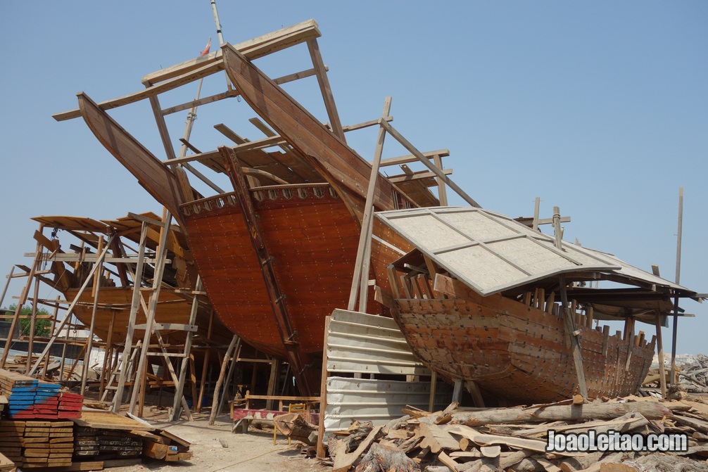 Estaleiro de construção de barcos dhow no Bahrein