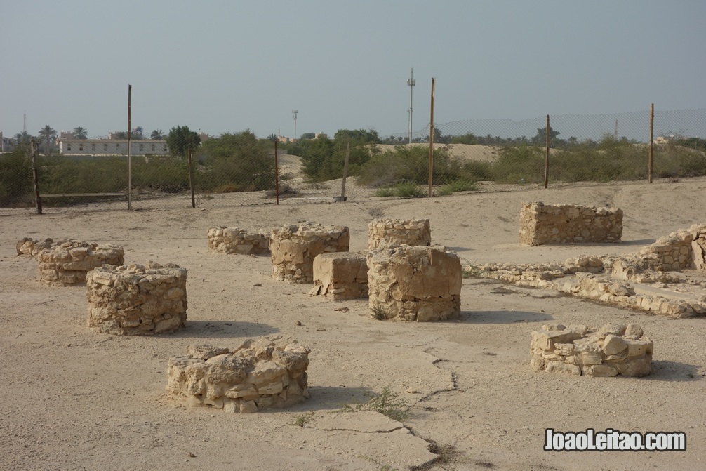 Colunas cilíndricas do Templo de Diraz que datam de 3000 aC