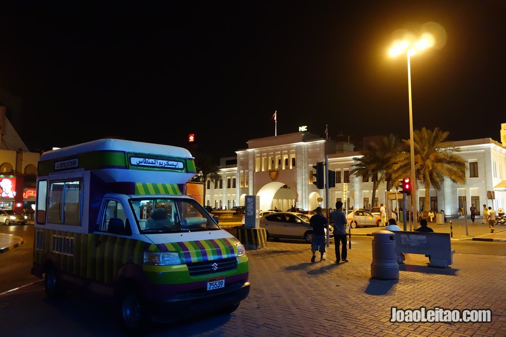 Porta Bab Bahrein no centro da cidade de Manama