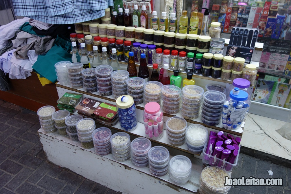Produtos de beleza à venda no mercado Manama Souq 