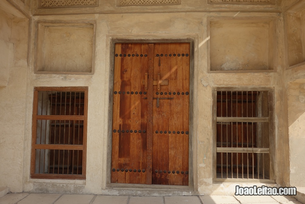 Porta de madeira na casa do Shaikh Salman em Murharraq no Barein