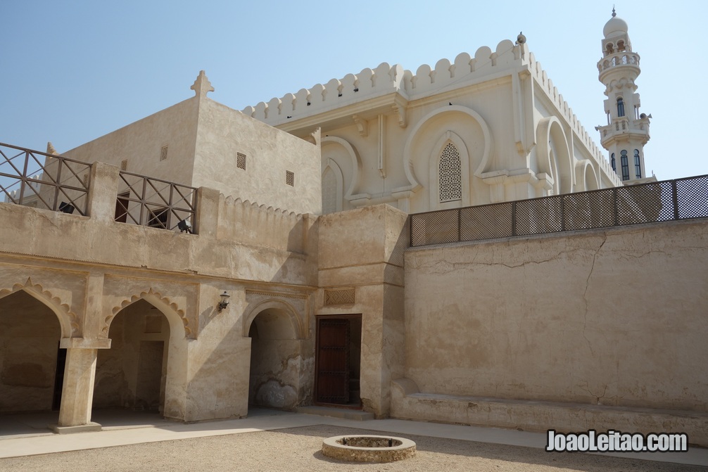 Vista da interior da casa e mesquita Shaikh Isa Bin Ali em Murharraq