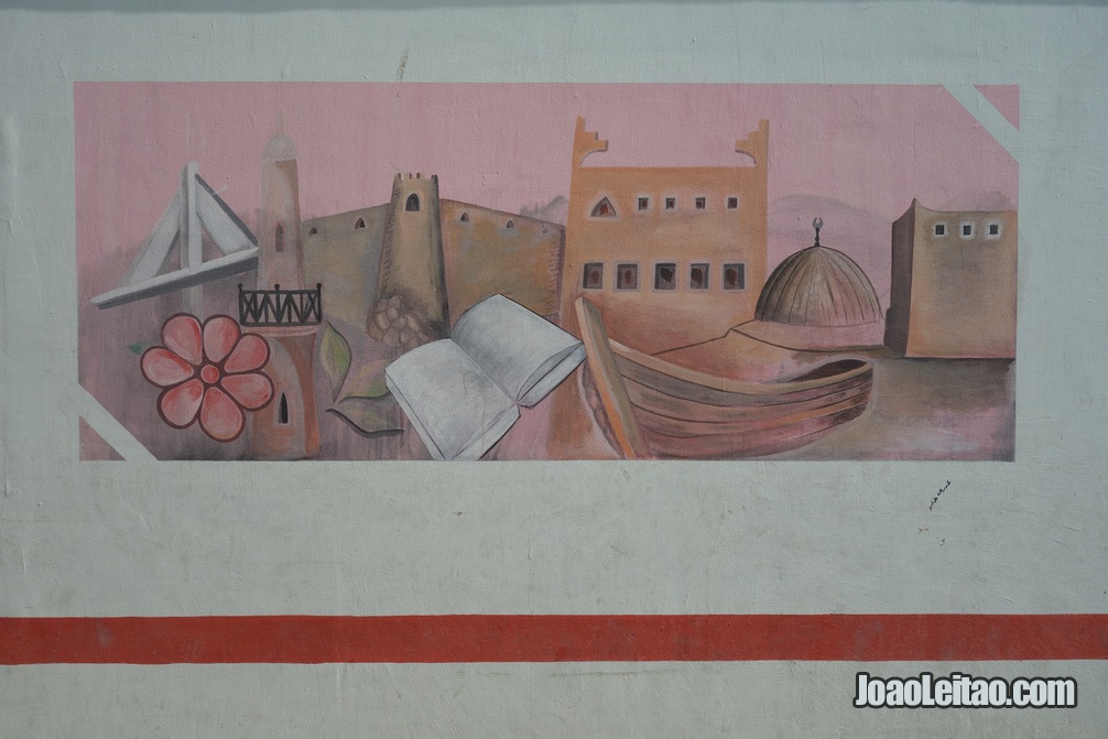 Mural pintado co motivos da vida tradicional do Barein