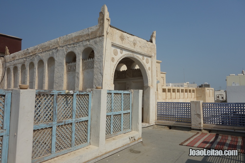 Terraço de uma casa particular no bairro histórico da ilha de Murharraq no Barém