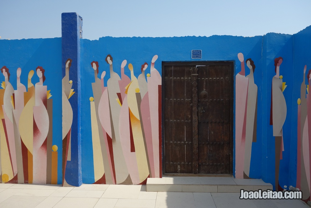 Muro pintado na zona histórica da Rua na zona história da Indústria perlífera do Bahrein