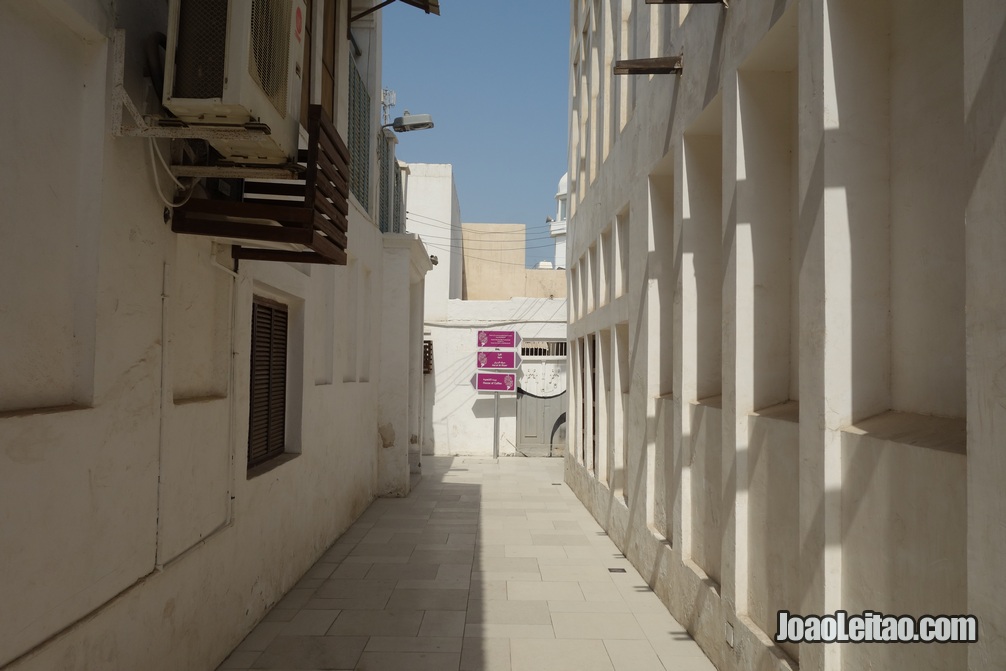 Rua na zona história da Indústria perlífera do Bahrein