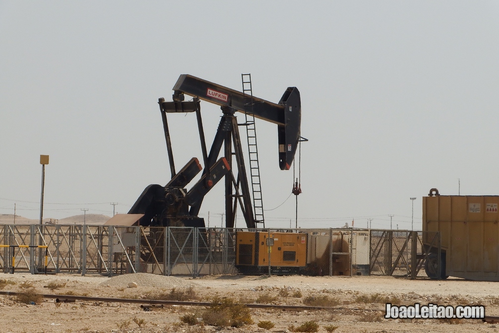 Poço de petróleo no Bahrein perto do Monte Dukhan