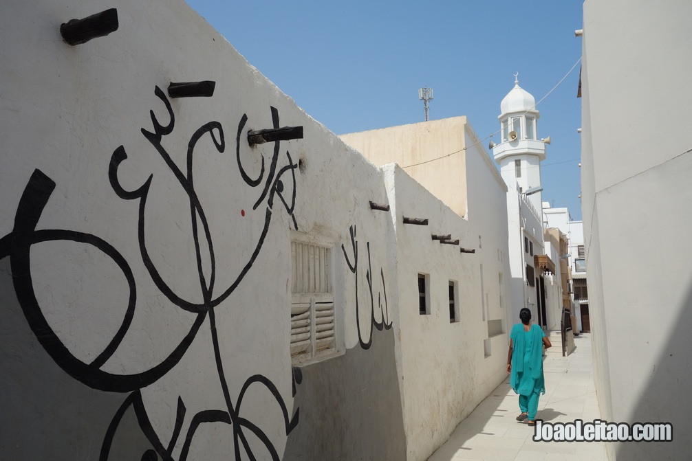 Rua com muros pintados na ilha de Murharraq no Barém