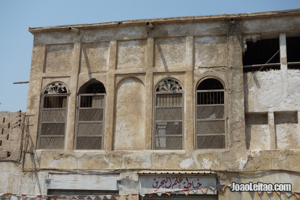 Casa abandonada dentro do bairro histórico de Murharraq