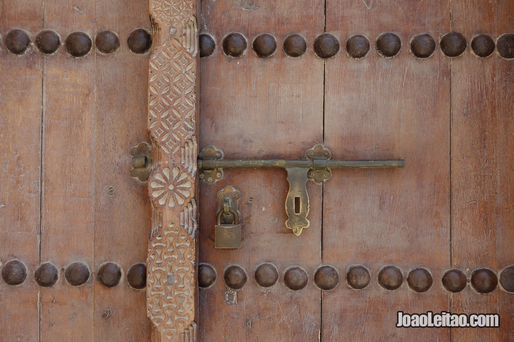 Porta de madeira no Forte de Riffa no Bahrein