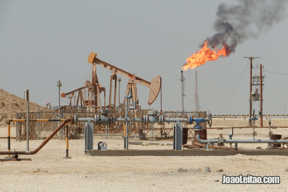 Poço de petróleo no Bahrein perto do Monte Dukhan