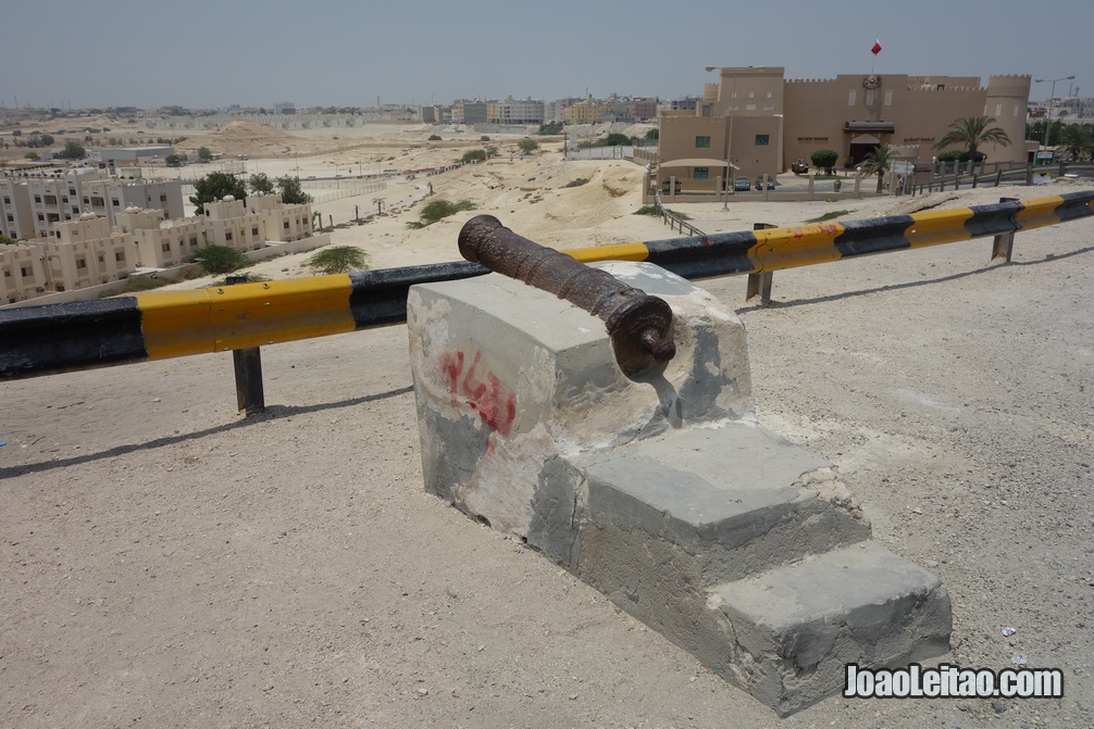 Canhão perto do Museum Militar do Bahrein