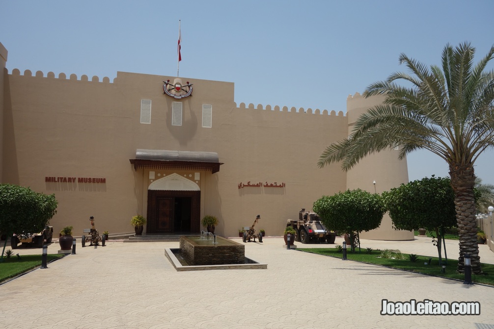 Exterior do museu militar no Bahrein