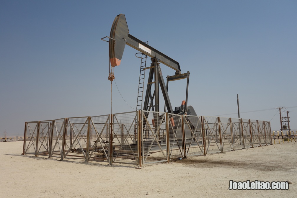 Bomba cabeça de cavalo num poço de petróleo do Bahrein