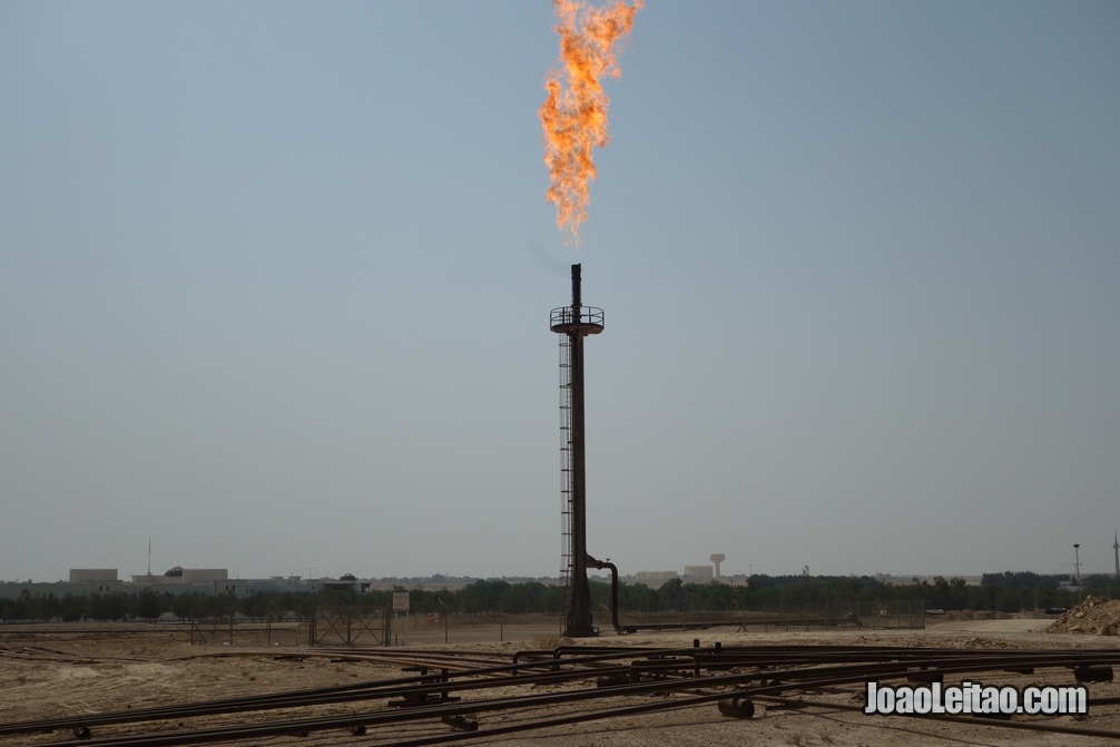 Chama queimando gás nos poços de petróleo do Bahrein