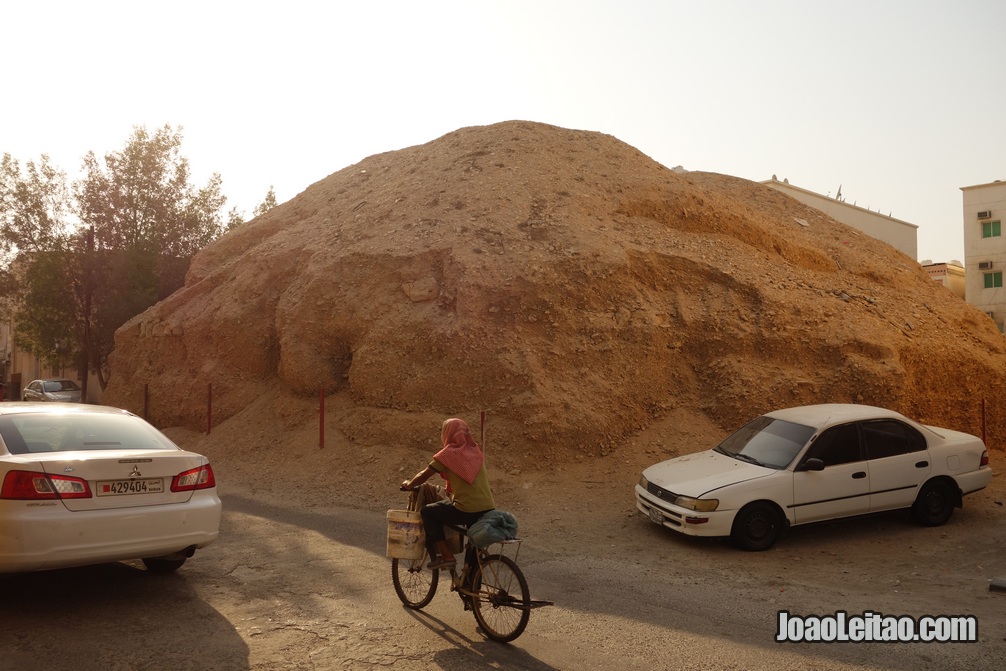 Mamoa ou tumulus milenar nas ruas da aldeia de A'ali