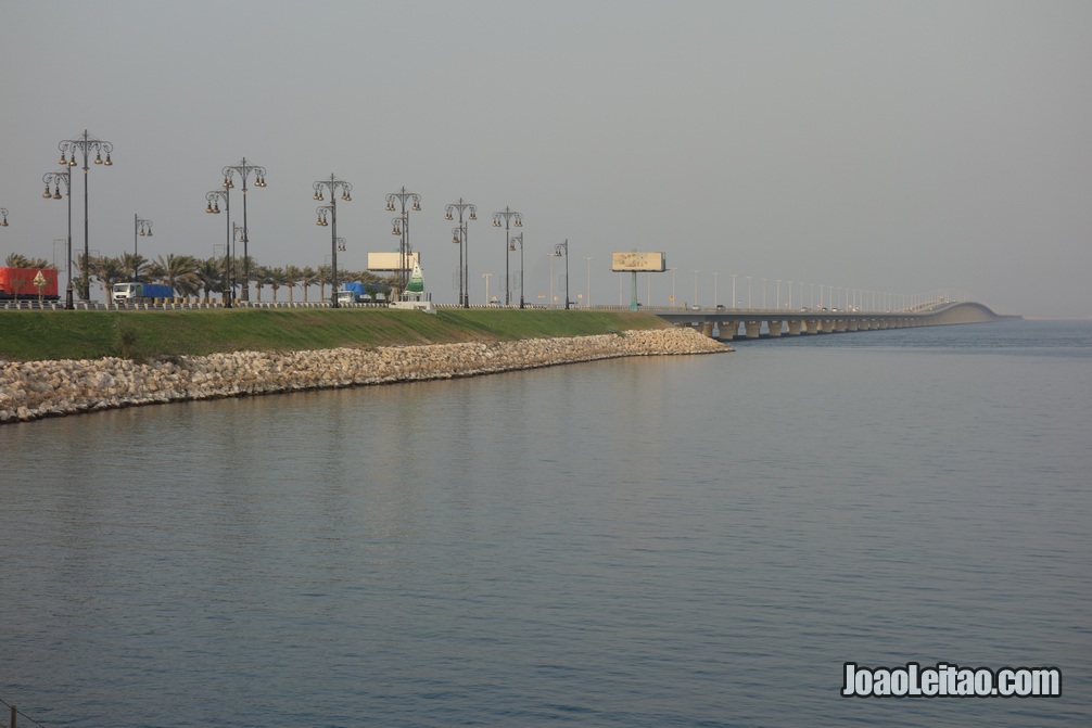 Ilha da imigração e alfandega entre o Bahrein e a Arábia Saudita