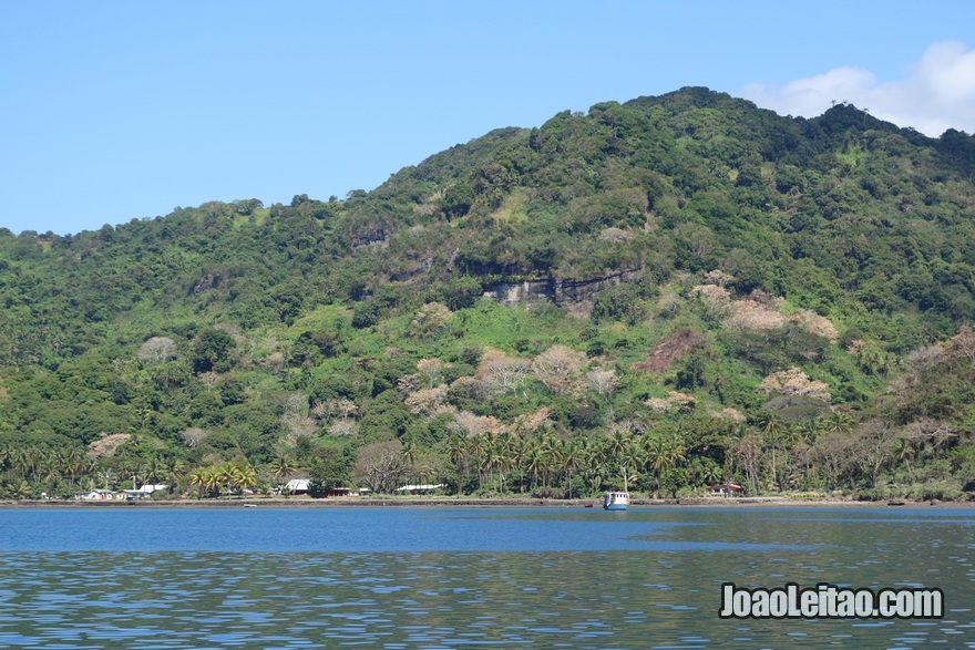 Fotografia da Ilha Ovalau vista de longe