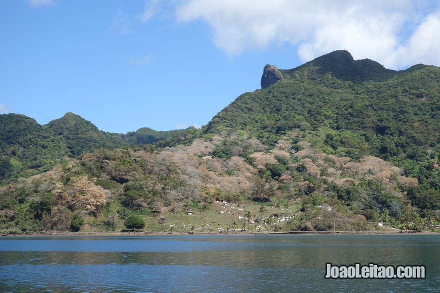 Fotografia da Ilha Ovalau vista de longe