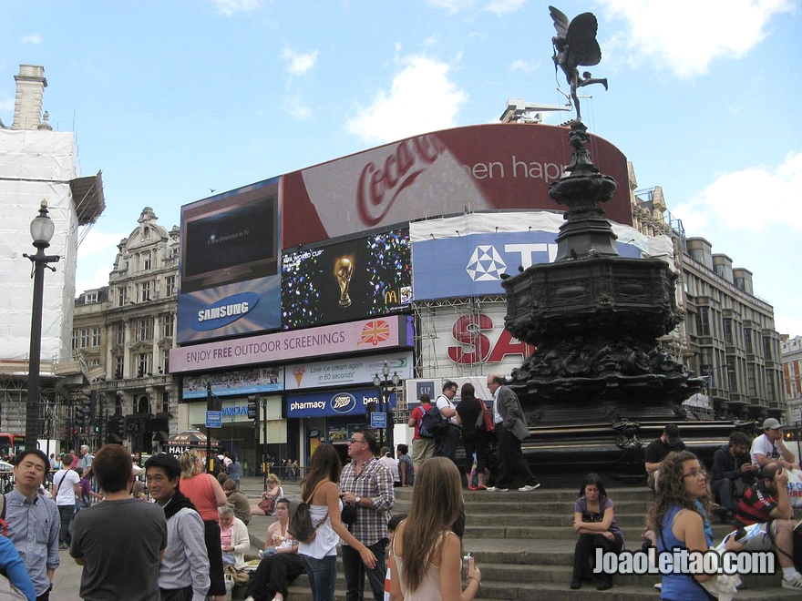 A famosa praça Piccadilly Circus, onde se cruzam as ruas Regent's Street, Shaftesbury Avenue, Piccadilly e Haymarket